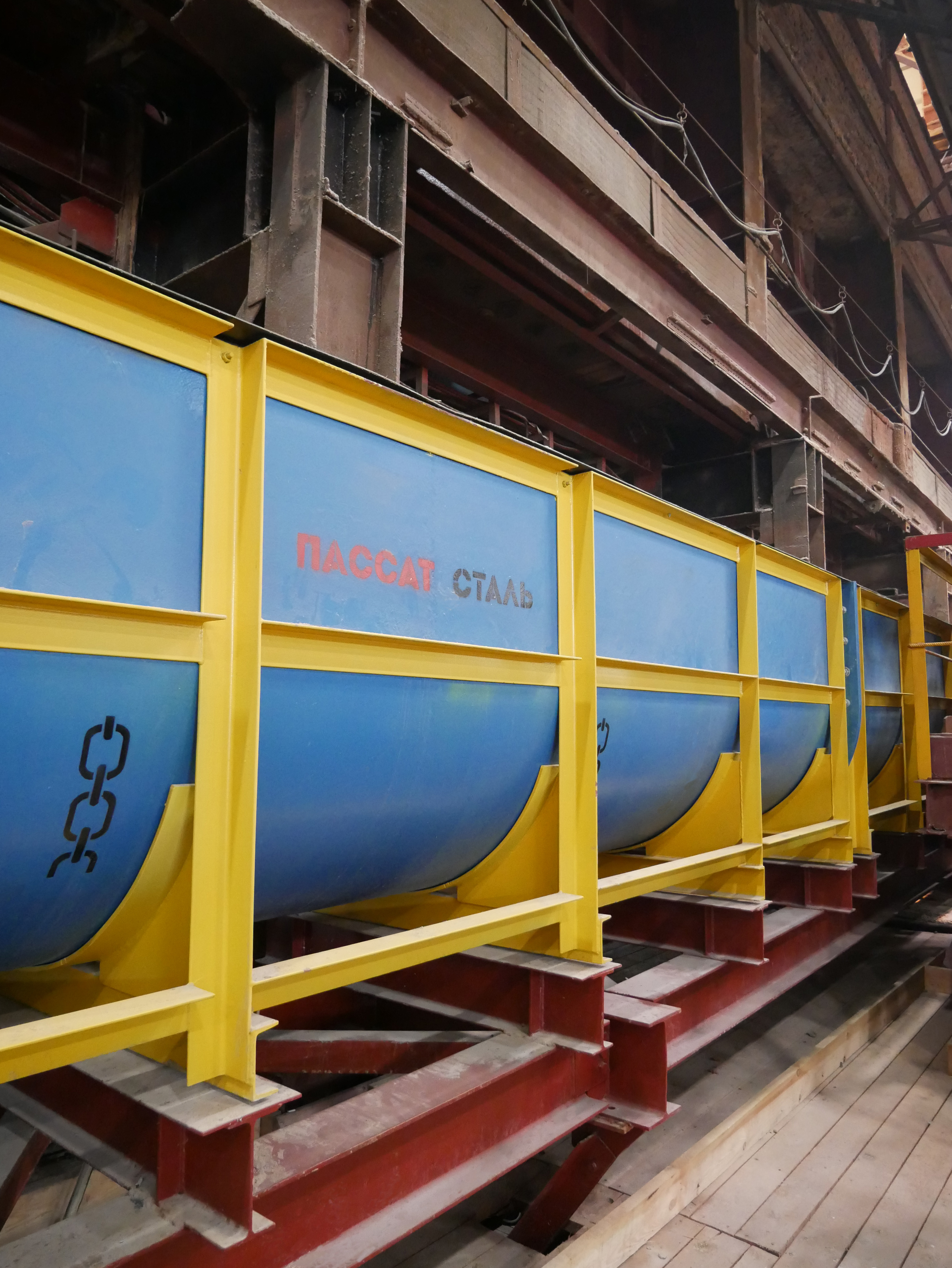 лоток на фабрике