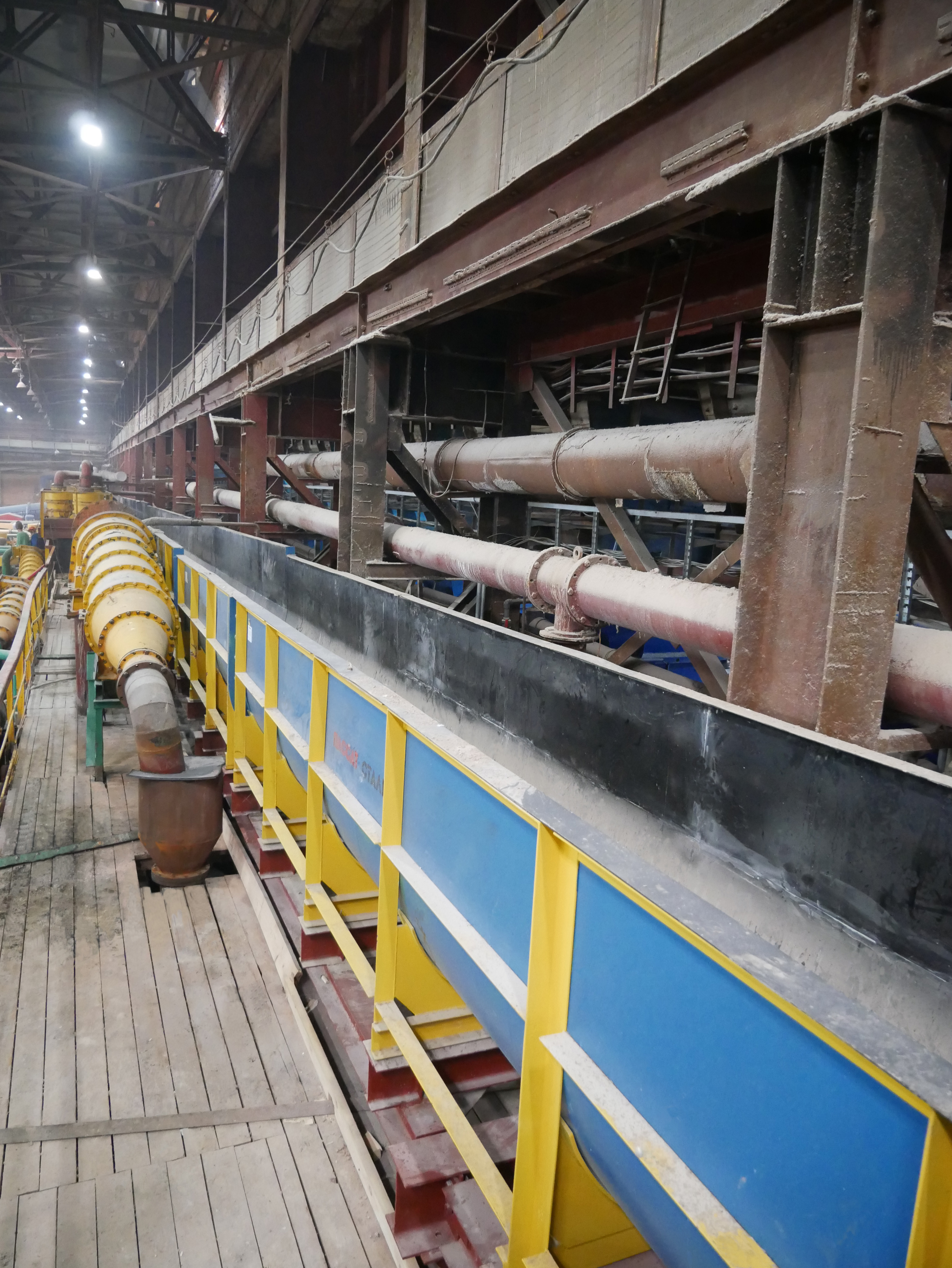 общий вид лотков на фабрике