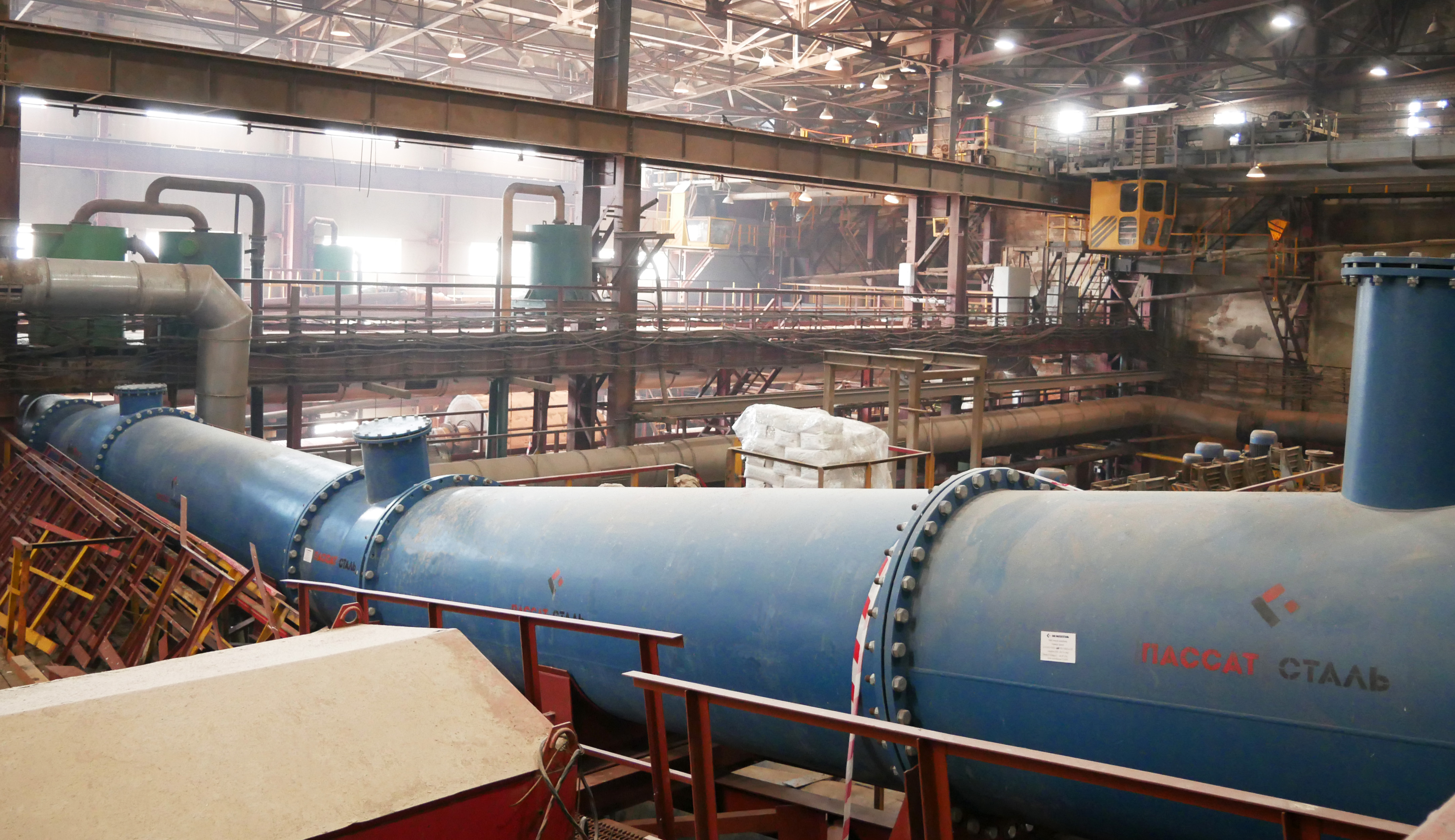 общий вид трубопровода на фабрике