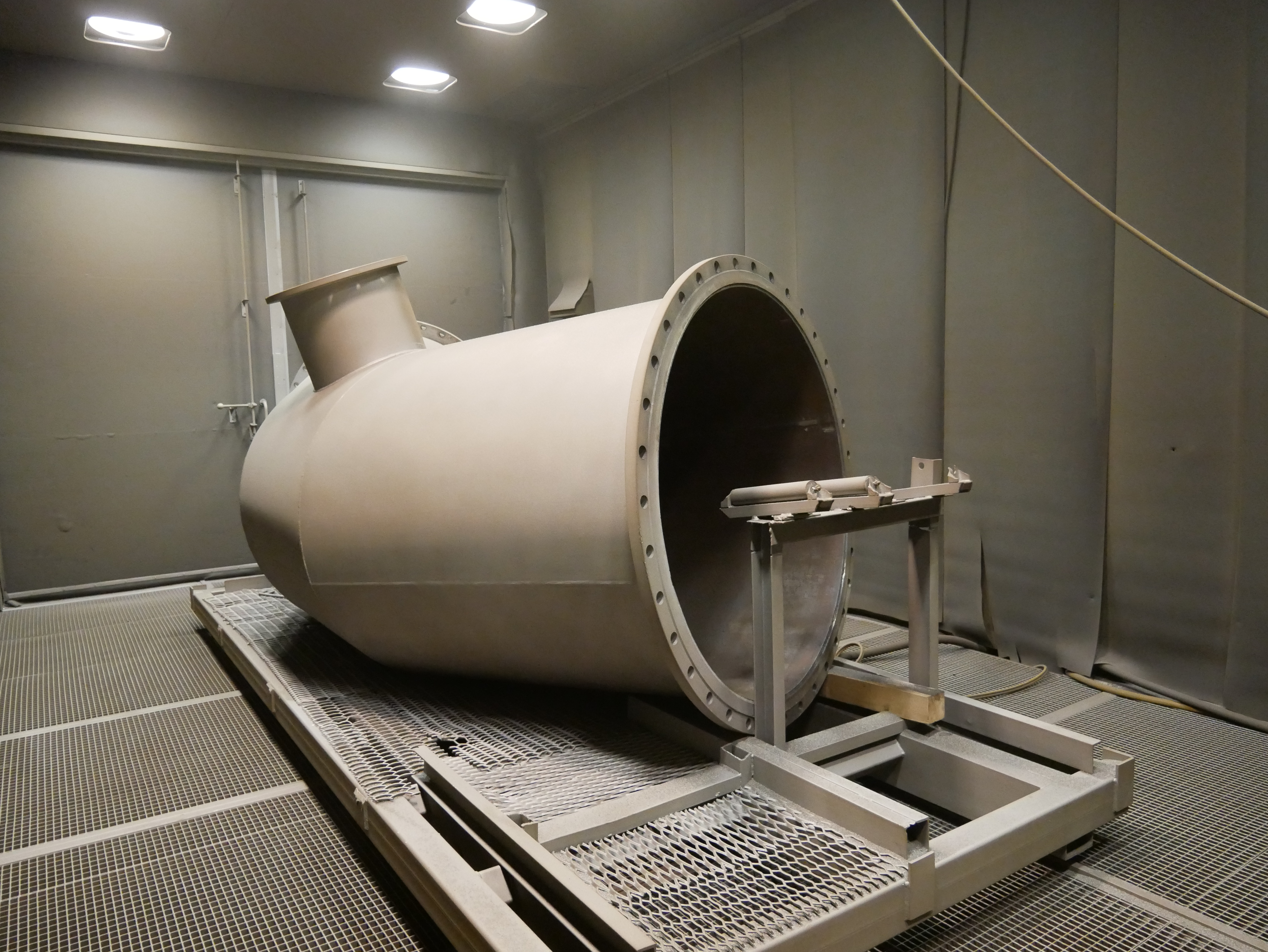 подготовленный для окраски трубопроводов